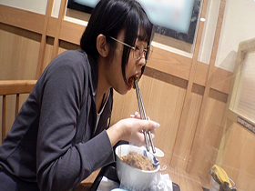 社長令嬢からの転落！経験人数１人借金３００万大学中退無職家無し地味ダサGカップ巨乳めがね娘。食料、寝床と引き換えに中出しされる天然メスマグロ　サンプル画像02